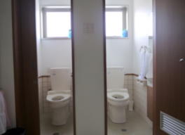<font size="2">トイレはホームに二つずつ設置 <br>