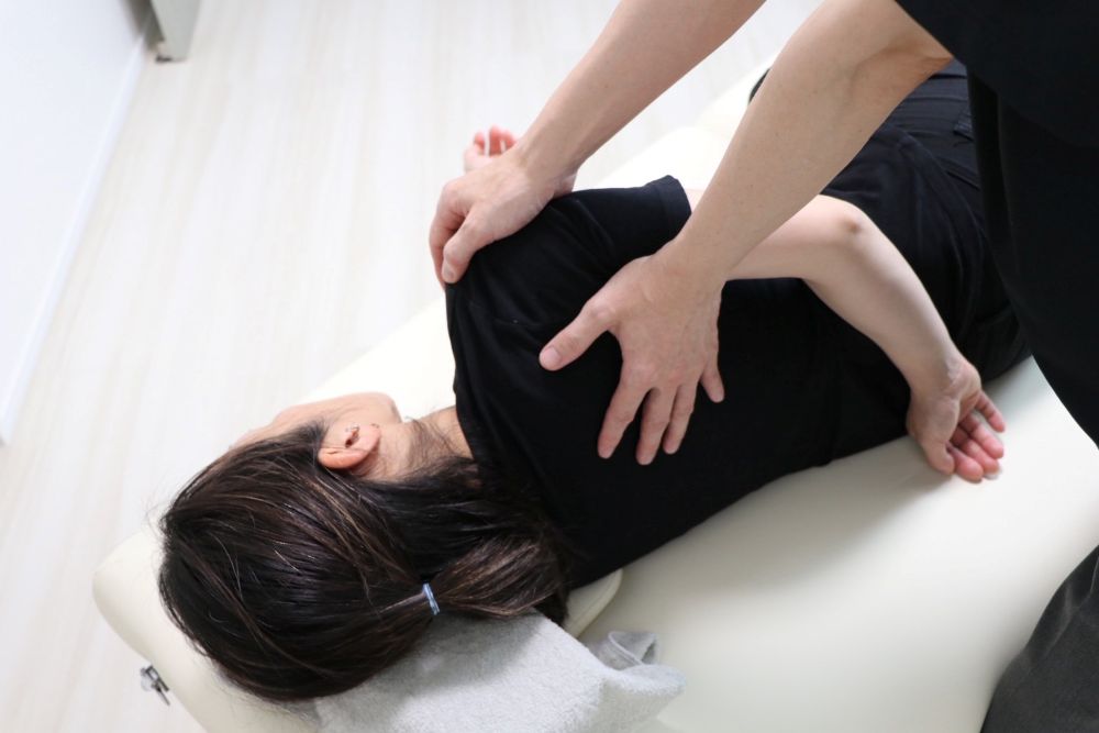 福井県鯖江市の整体サロンで美容整体を行う様子